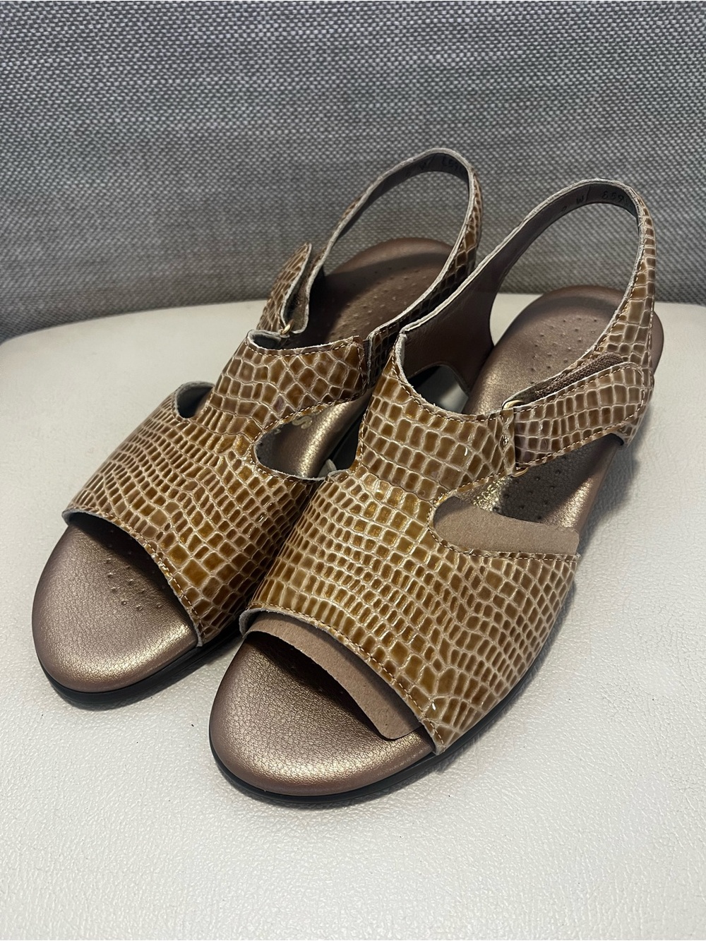 SAS Suntimers Women's Croc-Pattern Slingback Sandals in Light Brown Size 9